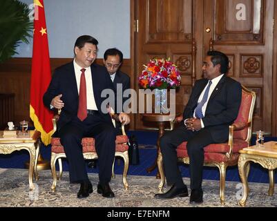 Maschio, Maldive. Xv Sep, 2014. Il presidente cinese Xi Jinping (L) tiene colloqui con il suo omologo maldiviano Abdulla Yameen Abdul Gayoom nel maschio, Maldive, Sett. 15, 2014. Credito: Ju Peng/Xinhua/Alamy Live News Foto Stock