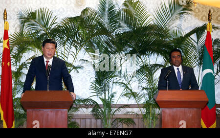 Maschio, Maldive. Xv Sep, 2014. Il presidente cinese Xi Jinping (L) incontra media reporters insieme con il suo omologo maldiviano Abdulla Yameen Abdul Gayoom nel maschio, Maldive, Sett. 15, 2014. Credito: Ju Peng/Xinhua/Alamy Live News Foto Stock