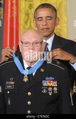 Il Presidente Usa Barack Obama premi Comando Esercito Sergente Maggiore Bennie G. Adkins la medaglia d'onore durante una cerimonia che si terrà nella Sala Est della Casa Bianca, 15 settembre 2014 a Washington, DC. Foto Stock