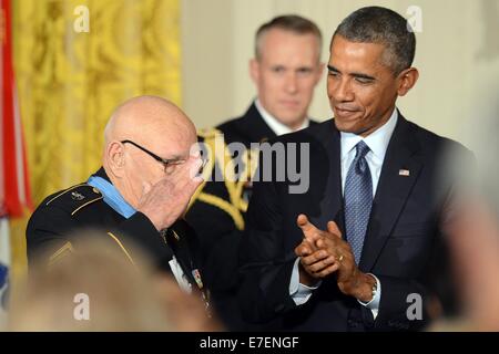 Comando Esercito Sergente Maggiore Bennie G. Adkins saluta dopo aver ricevuto la medaglia d'onore dal presidente Barack Obama nel corso di una cerimonia che si terrà nella Sala Est della Casa Bianca, 15 settembre 2014 a Washington, DC. Foto Stock