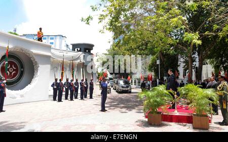 Maschio, Maldive. Xv Sep, 2014. Il presidente cinese Xi Jinping sorge presso l'attenzione nel corso di una cerimonia che plaude ai martiri maldiviano' monumento nel maschio, Maldive, Sett. 15, 2014. Credito: Zhang Duo/Xinhua/Alamy Live News Foto Stock