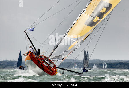 Il IMOCA Open 60 PRB con equipaggio Vincent Riou e Jean Le Cam racing e vincere la attorno all'Isola di Wight Artemis Challenge, Cowes, Inghilterra. Foto Stock