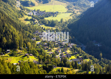 Guardando verso il basso sulla chalets in Le Tour della Valle di Chamonix, Francia. Foto Stock