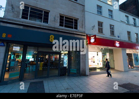 CARDIFF, GALLES - 15 settembre: telefoni a 4u shop visto su Queen Street a Cardiff. Il telefono cellulare è rivenditore di andare in amministrazione dopo EE si è rifiutato di rinnovare il suo contratto di fornitura. Il rivenditore, che impiega 5,596 persone, dice il suo 550 negozi standalone sarà chiusa oggi. (Foto di Matteo Horwood/Alamy Live News) Foto Stock