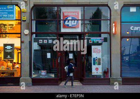 CARDIFF, GALLES - 15 settembre: telefoni a 4u shop visto su Queen Street a Cardiff. Il telefono cellulare è rivenditore di andare in amministrazione dopo EE si è rifiutato di rinnovare il suo contratto di fornitura. Il rivenditore, che impiega 5,596 persone, dice il suo 550 negozi standalone sarà chiusa oggi. (Foto di Matteo Horwood/Alamy Live News) Foto Stock