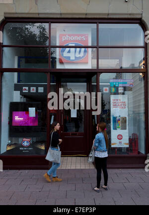 CARDIFF, GALLES - 15 settembre: telefoni a 4u shop visto su Queen Street a Cardiff. Il telefono cellulare è rivenditore di andare in amministrazione dopo EE si è rifiutato di rinnovare il suo contratto di fornitura. Il rivenditore, che impiega 5,596 persone, dice il suo 550 negozi standalone sarà chiusa oggi. (Foto di Matteo Horwood/Alamy Live News) Foto Stock