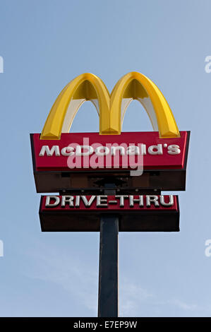 Ristorante Macdonald's drive through sign in Oldbury west midlands Foto Stock