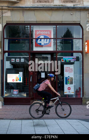 CARDIFF, GALLES - 15 settembre: telefoni a 4u shop visto su Queen Street a Cardiff. Il telefono cellulare è rivenditore di andare in amministrazione dopo EE si è rifiutato di rinnovare il suo contratto di fornitura. Il rivenditore, che impiega 5,596 persone, dice il suo 550 negozi standalone sarà chiusa oggi. (Foto di Matteo Horwood/Alamy Live News) Foto Stock