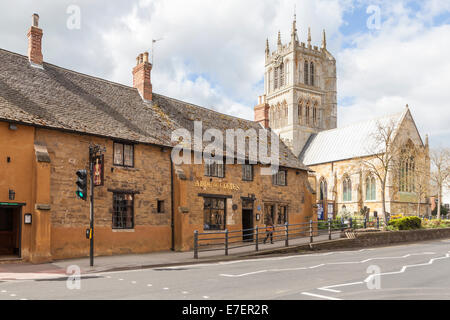 La casa di Anne of Cleves House, ora un pub, accanto alla chiesa di Santa Maria, melton mowbray, leicestershire, England, Regno Unito Foto Stock