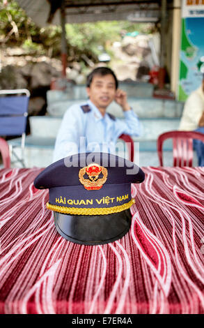 Vietnamita delegato personalizzato in attesa di nuovo arrivo in Nha Trang Harbour, Vietnam. Foto Stock