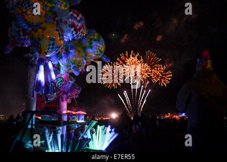 Luce di fuochi d'artificio il cielo di notte. L'Albuquerque International Balloon Fiesta avviene in Albuquerque, Nuovo Messico ogni anno nel disegno i partecipanti e spettatori da tutto il mondo. Le principali includono una prima mattina dawn patrol, seguita dalla Santa Messa come Foto Stock