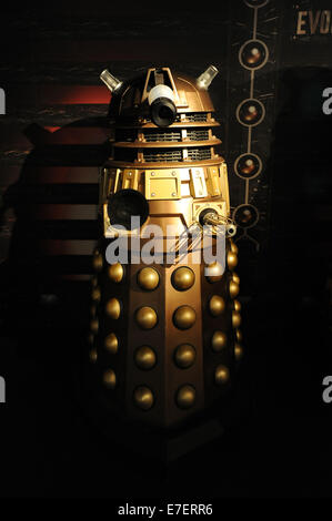 Una dorata dalek sul display al medico che ha esperienza nella Baia di Cardiff, Galles. Foto Stock