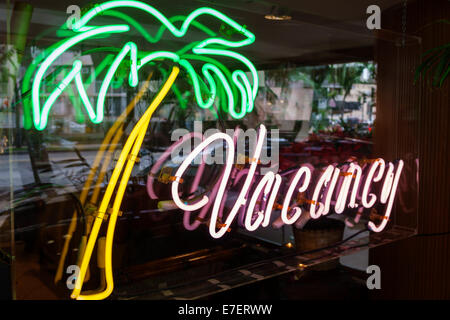 Honolulu Waikiki Beach Hawaii,Hawaiian,Oahu,Kalakaua Avenue,hotel,neon signage,vacancy,USA,Stati Uniti,Stati Uniti,America Polinesia,HI140328032 Foto Stock