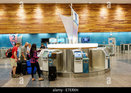 Hawaii,Hawaiian,Oahu,Honolulu,Aeroporto Internazionale di Honolulu,HNL,terminal,area biglietteria,chioschi,self-service,passeggeri passeggeri motociclisti,uomo Foto Stock