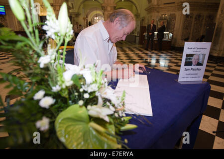 Belfast, Irlanda. 15 Settembre, 2014 un membro del pubblico segni di Ian Paisley Libro di condoglianze Credito: Bonzo Alamy/Live News Foto Stock