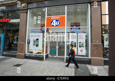 Belfast, Irlanda. 15 Settembre, 2014 un membro del pubblico passeggiate pat il telefono 4 U shop a Belfast che fu chiusa Credito: Bonzo Alamy/Live News Foto Stock