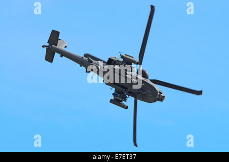 DUXFORD, Cambridgeshire, Inghilterra - 25 Maggio: AH-64 elicottero Apache girando per attacco a terra Foto Stock