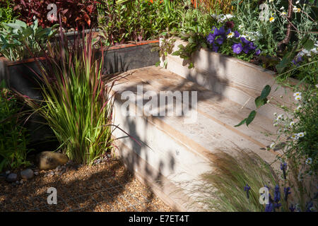 Giardino - Space to Connect and Grow - Vista del giardino realizzato in legno per ponteggi UK, in materiali industriali rigenerati e riutilizzati Foto Stock