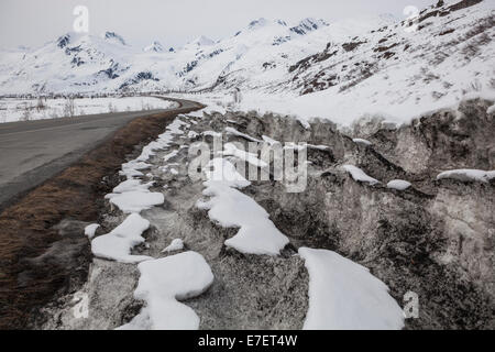 Strati di vecchi e nuovi della neve sulla Richardson autostrada vicino Thompson Pass, Chugach Mountains, Alaska. Worthington Glacier è visibile in lontananza. Foto Stock