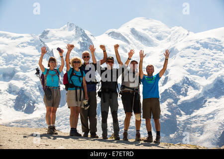 Walkers sul vertice di Le Brevent, Aiguille Rouge al di sopra di Chamonix, Francia, con Mont Blanc dietro. Foto Stock