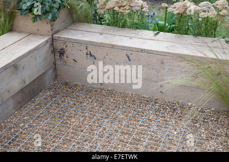 Giardino - Spazio per collegare e far crescere - Vista del giardino e realizzato da industriale bonificata e il riutilizzo di materiali panca s Foto Stock