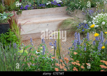 Giardino - Spazio per collegare e far crescere - Vista del giardino e realizzato da industriale bonificata e il riutilizzo di materiali panca s Foto Stock