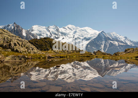 Mont Blanc e il Ghiacciaio Bossons dall'Aiguille Rouge, Francia. Foto Stock