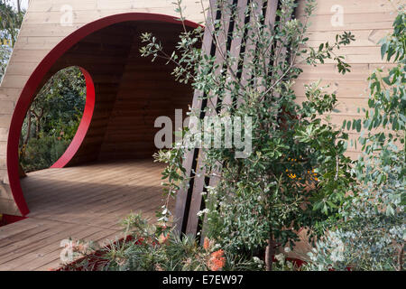 Giardino - Essenza di Australia - Vista del Giardino Australiano decking e rifugio estivo - Designer - Jim Fogarty Foto Stock