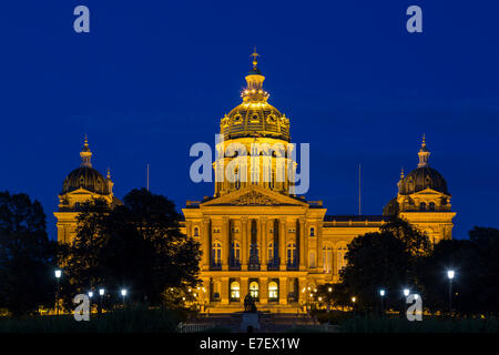 L'Iowa State Capital building illuminato di notte a Des Moines, Iowa, USA. Foto Stock