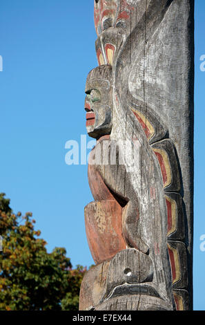 Close-up del Centenario totem scolpito da Mungo Martin in Hadden Park, Vancouver, BC, Canada Foto Stock