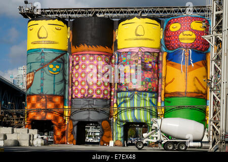 Giganti dipinta da OSGEMEOS su silos a Ocean calcestruzzo su Granville Island, Vancouver, British Columbia, Canada Foto Stock