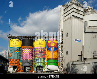 Giganti dipinta da OSGEMEOS su silos a Ocean calcestruzzo su Granville Island, Vancouver, British Columbia, Canada Foto Stock