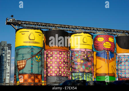 Giants murale dipinto da OSGEMEOS su silos a Ocean calcestruzzo su Granville Island, Vancouver, British Columbia, Canada Foto Stock