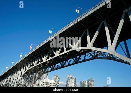 Guardando il lato inferiore del ponte di Granville Street, Vancouver, British Columbia, Canada Foto Stock