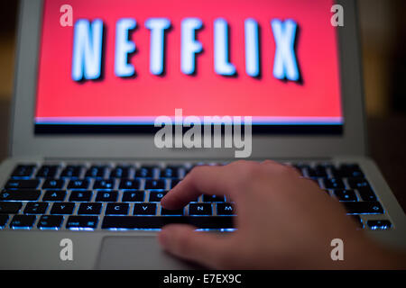 Berlino, Germania. Xiv Sep, 2014. Illustrazione - Il logo di online video streaming azienda Netflix è mostrata su uno schermo portatile a Berlino, Germania, 14 settembre 2014. Il video on-demand streaming azienda popolare negli Stati Uniti si avvia operazioni in Germania in questo mese di settembre. Netflix la sottoscrizione del servizio di streaming ha scosso il mercato americano e ora conta 35,1 milioni di clienti paganti. I concorrenti in Germania includono Amazon, Maxdome e Watchever. Foto: Bernd von Jutrczenka/dpa/Alamy Live News Foto Stock