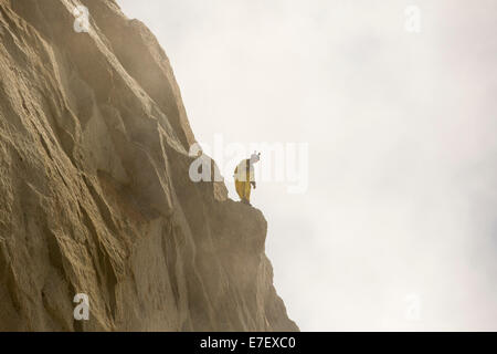 Una base jumpers indossando un'ala suite si prepara a saltare dalla Aiguille du Midi al di sopra di Chamonix, Francia. Foto Stock