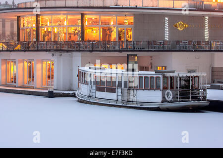 Alsterpavillon con il vaporizzatore Alster San Giorgio su questo congelati Lago Alster al mattino, Jungfernstieg, Amburgo, Germania Foto Stock