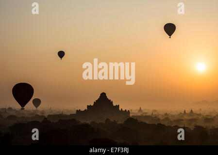 I palloni ad aria calda nel paesaggio nella nebbia mattutina, sunrise, Dhammayangyi Tempio, gli stupa, pagode, tempio complesso Foto Stock