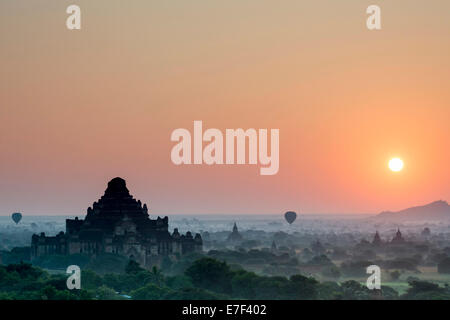 Tempio Dhammayangyi, stupa, pagoda, tempio complesso, nella nebbia mattutina, sunrise, i palloni ad aria calda, l'Altopiano di Bagan Foto Stock