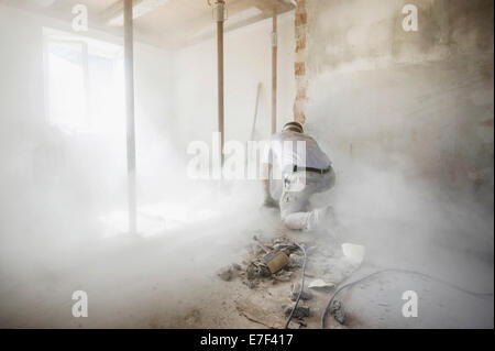 Artigiano durante la sostanziale ristrutturazione di un edificio Foto Stock