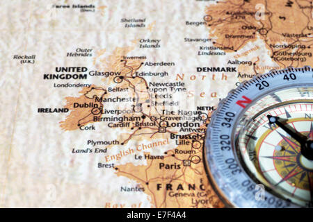 Bussola su una mappa rivolta al Regno Unito e Irlanda, la pianificazione di una destinazione di viaggio Foto Stock