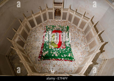 Sanctum con la tomba di Dilras Banu iniziata, all'interno di The Bibi Ka Maqbara, Aurangabad, Maharashtra, India Foto Stock