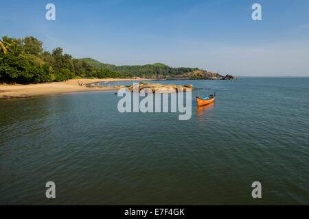 Barca off Om Beach, Gokarna, Karnataka, India Foto Stock