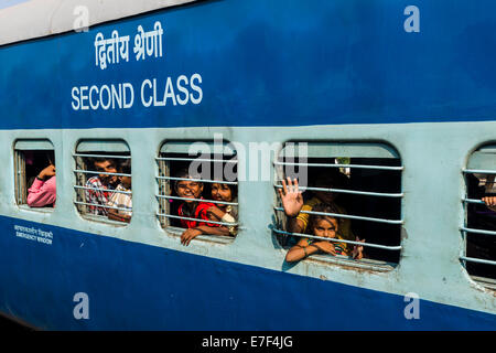 Seconda classe ferrovie indiane treno autobus, passeggeri guardando fuori delle finestre sbarrate, Bhavnagar, Gujarat, India Foto Stock