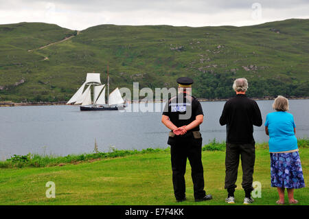 Persone sulla riva guardando i due olandesi-masted Topschoner Wylde Swan su Loch Ginestra, Ullapool, Caithness Foto Stock