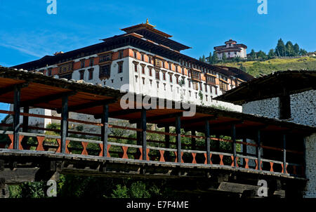 Ponte a sbalzo oltre il Paro Chhu River a Rinpung Dzong, Drukpa Kagyu, monastero buddista e fortezza, Paro, Bhutan Foto Stock