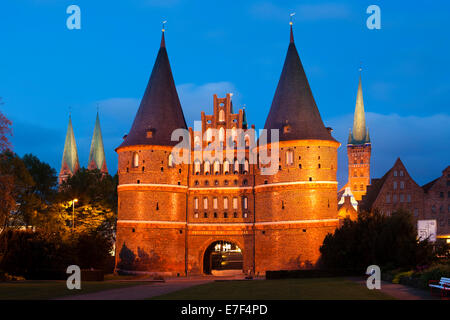 Holsten Gate, Holstentor, di notte, il centro storico, Patrimonio Mondiale dell'UNESCO, la città anseatica di Lubecca, Schleswig-Holstein Foto Stock