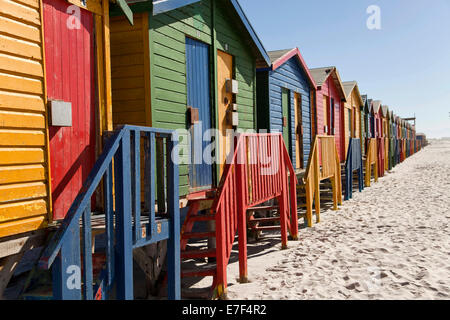 Spiaggia di colorate case in Muizenberg, Cape Town, Western Cape, Sud Africa Foto Stock