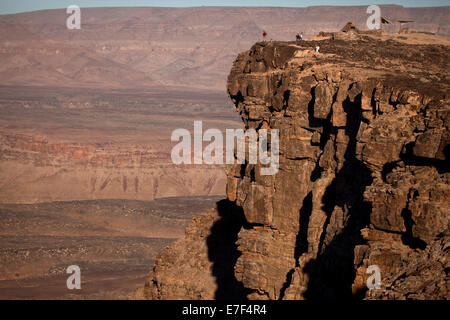 I turisti a Visrivier Canyon o il Fish River Canyon, Ai-Ais-, Ai-Ais Richtersveld Parco transfrontaliero, Namibia Foto Stock