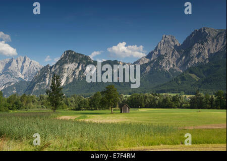 Vista da Weng nel Gesäuse gamma in tutta la vallata Enns sulle montagne del Parco Nazionale del Gesäuse, Stiria, Austria Foto Stock